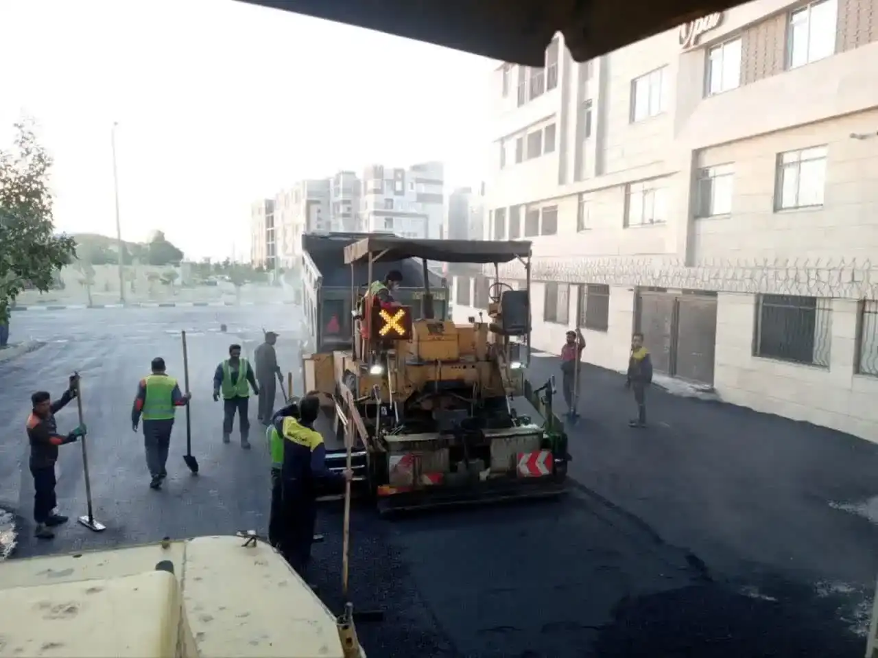 Nighttime distribution of 831 tons of asphalt aimed at improving street quality