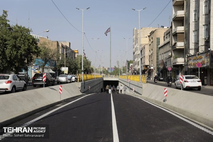 Implementation of asphalt paving operations on the north-to-west axis of Yadegar-e Emam Highway (RA)/ 20 major infrastructure projects will be put into operation by the end of the year