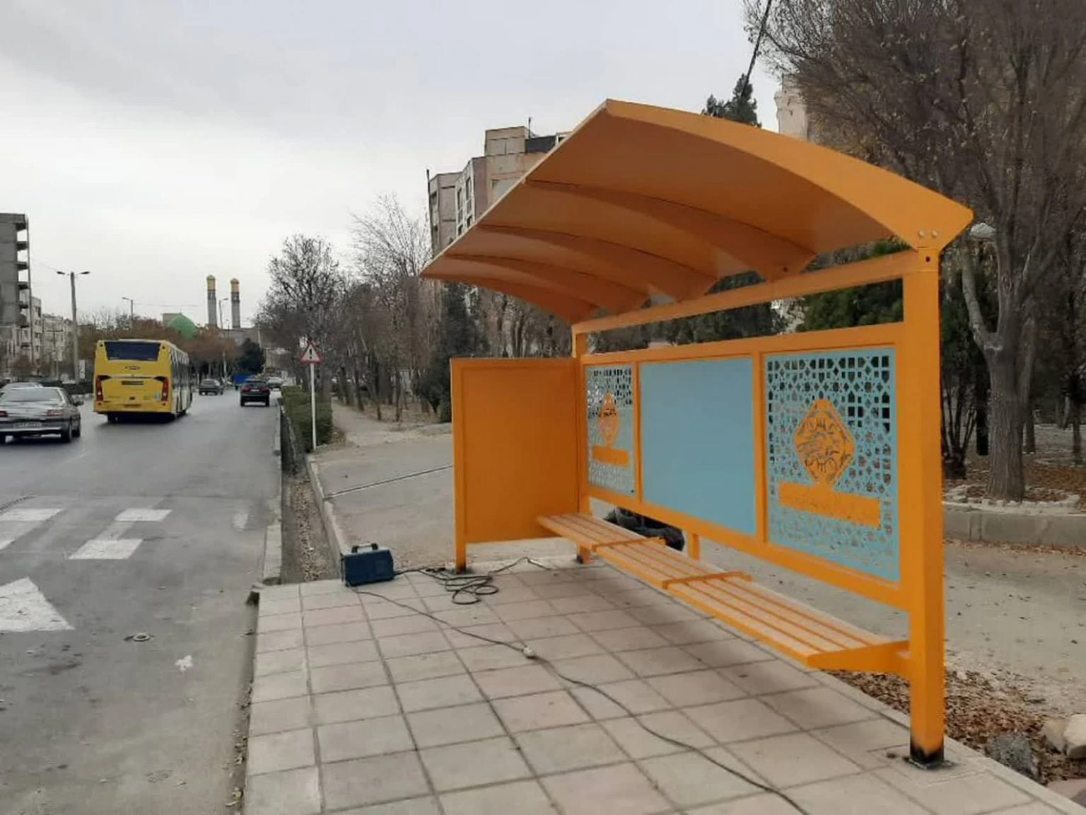 نصب سرپناه ایستگاه اتوبوس در خیابان هپکو