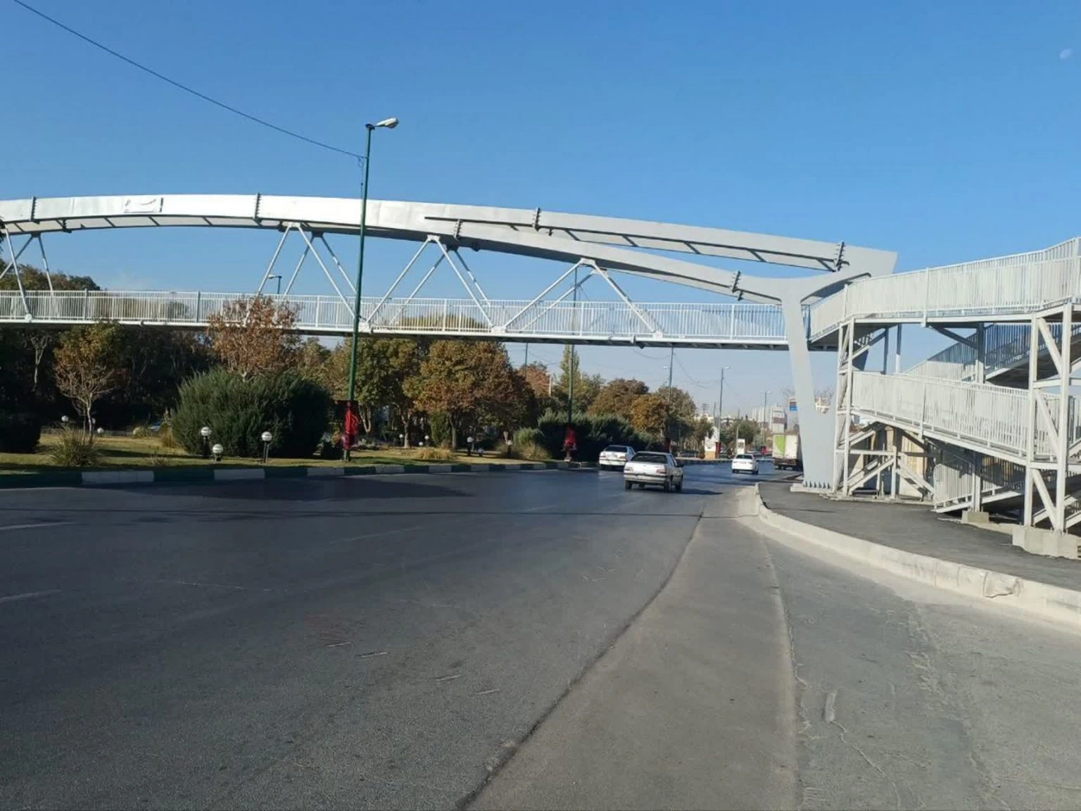 Arak Municipality measures to make streets safer by installing three pedestrian bridges