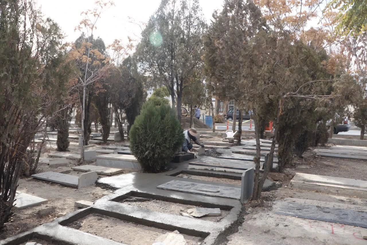 The beginning of the organization operations between the graves of section 6 of Arak cemetery