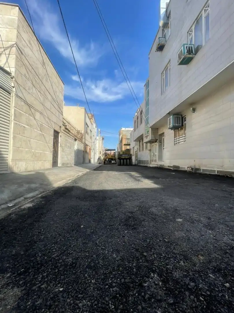 Continuation of construction operations in Arak city districts; asphalt resurfacing and curb installation in several urban passages