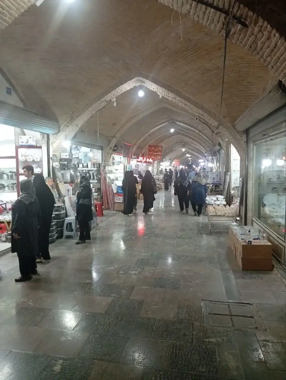 Continuation of the implementation of the organization and obstruction removal plan in Arak's historic bazaar